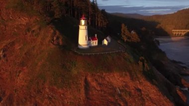 Gün batımında, Oregon 'da Heceta Head Deniz Feneri' nin hava görüntüsü.