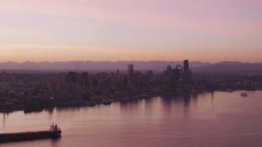 Seattle, Washington 2017 dolaylarında, gündoğumunda Seattle 'ın önündeki geminin gökyüzü manzarası. Cineflex ve RED Epic-W Helyum ile çekilmiştir..