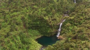 Maui, Hawaii 2018 dolaylarında. Maui şelalelerinin havadan görünüşü. Cineflex ve RED Epic-W Helyum ile çekilmiştir..