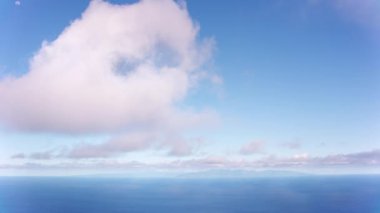 Oahu, Hawaii 2018 dolaylarında Hawaii açıklarında Pasifik Okyanusu üzerindeki bulutların havadan görünüşü. Cineflex ve RED Epic-W Helyum ile çekilmiştir..
