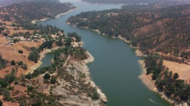 Kaliforniya - 2017 dolaylarında Kaliforniya 'da Nacimiento Gölü' nün havadan çekilmiş görüntüsü. Cineflex ve RED Epic-W Helyum ile çekilmiştir..