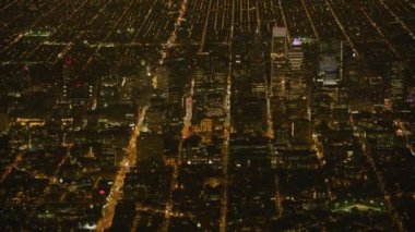 Philadelphia, Pennsylvania. 2017 dolaylarında. Geceleri Philadelphia 'nın yüksek açılı hava manzarası. Cineflex ve RED Epic-W Helyum ile çekilmiştir..