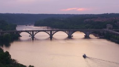 Washington, D.C. 2017 dolaylarında, Potomac Nehri üzerinde günbatımı. Cineflex ve RED Epic-W Helyum ile çekilmiştir..