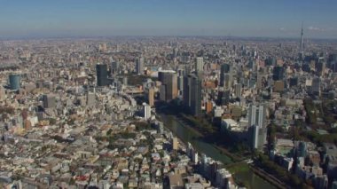 Tokyo, Japonya 2018 dolaylarında. Skytree uzaktayken Tokyo Dome 'a doğru uçuyor. Kırmızı kamerayla helikopterden çekilmiş..