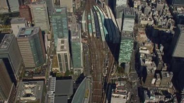 Tokyo, Japonya 2018 dolaylarında. Tokyo İstasyonu 'nun yukarıdan görünüşü. Kırmızı kamerayla helikopterden çekilmiş..