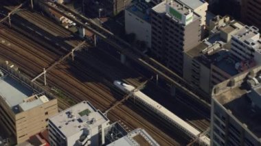 Tokyo, Japonya 2018 dolaylarında. Tokyo 'daki Mermi Treni' nin havadan görüntüsü. Kırmızı kamerayla helikopterden çekilmiş..