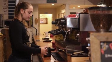 bir kahve dükkanında çalışan kadın