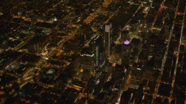 Philadelphia, Pennsylvania. 2017 dolaylarında. Geceleri Philadelphia 'nın yüksek açılı hava manzarası. Cineflex ve RED Epic-W Helyum ile çekilmiştir..