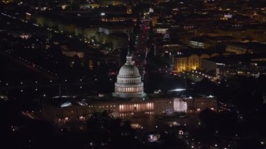 Washington, D.C. 2017 dolaylarında, gece Birleşik Devletler Kongre Binası 'nın havadan görünüşü. Cineflex ve RED Epic-W Helyum ile çekilmiştir..