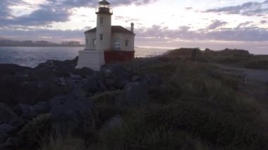 Bandon, Oregon 'daki Coquille Nehri Deniz Feneri' nin havadan görünüşü