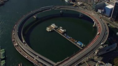 Tokyo, Japonya 2018 dolaylarında. Tokyo 'daki Gökkuşağı Köprüsü' nün havadan görünüşü. Kırmızı kamerayla helikopterden çekilmiş..