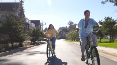 Sahilde bisiklet süren bir çift.