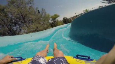 Su parkında su kaydırağından aşağı inerken, POV videosu