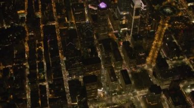 Philadelphia, Pennsylvania. 2017 dolaylarında. Geceleri Philadelphia 'nın yüksek açılı hava manzarası. Cineflex ve RED Epic-W Helyum ile çekilmiştir..