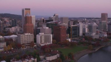 Portland, Oregon 2017 dolaylarında Portland 'daki şehir binalarının hava görüntüleri. Cineflex ve RED Epic-W Helyum ile çekilmiştir..