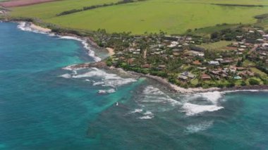 Maui, Hawaii 2018 dolaylarında. Maui sahil şeridindeki okyanus manzaralı evler. Cineflex ve RED Epic-W Helyum ile çekilmiştir..