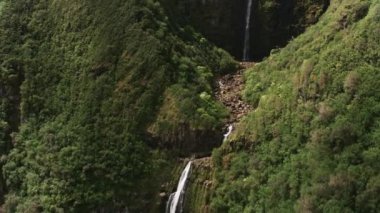 Molokai, Hawaii 2018 dolaylarında. Molokai 'deki Puapua Şelalesi' nin havadan görünüşü. Cineflex ve RED Epic-W Helyum ile çekilmiştir..