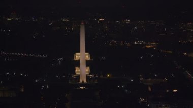 Washington, D.C. 2017 dolaylarında, Lincoln Anıtı 'nın ve Washington Anıtı' nın gece havadan görünüşü. Cineflex ve RED Epic-W Helyum ile çekilmiştir..