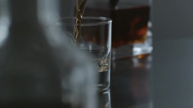 Viski yavaş çekimde cama dökülür; Fantom Flex 4K 'de 1000 fps' de çekilir.