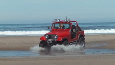 4x4 off road aracı ağır çekimde suda ilerliyor, Phantom Flex 4K 'de çekildi.