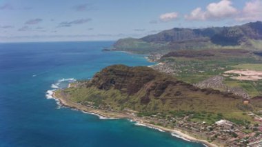 Oahu, Hawaii 2018 dolaylarında. Makaha Vadisi 'nin havadan görüntüsü. Cineflex ve RED Epic-W Helyum ile çekilmiştir..