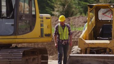 İki işçi makine tarafından yürüyüş