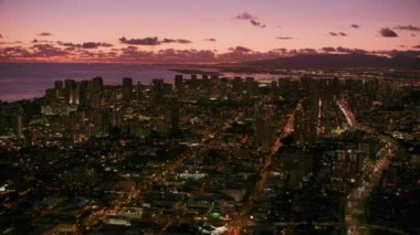 Honolulu, Oahu, Hawaii 2018 civarı. Akşam karanlığında Honolulu ve Waikiki 'nin hava görüntüsü. Cineflex ve RED Epic-W Helyum ile çekilmiştir..