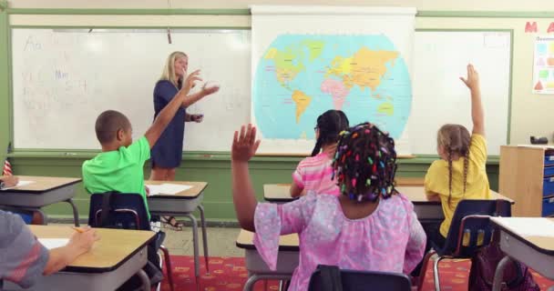 Lehrer Stellt Mathe Fragen Vor Der Klasse — Stockvideo