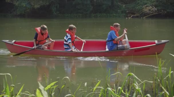 カヌーを漕ぐ夏のキャンプの子供たち — ストック動画