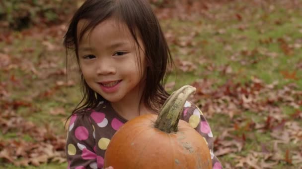 Junges Mädchen Herbst Mit Kürbis — Stockvideo