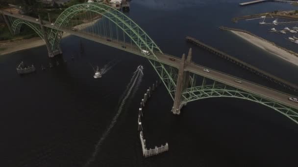 Luchtopname Van Newport Oregon Brug Baai — Stockvideo