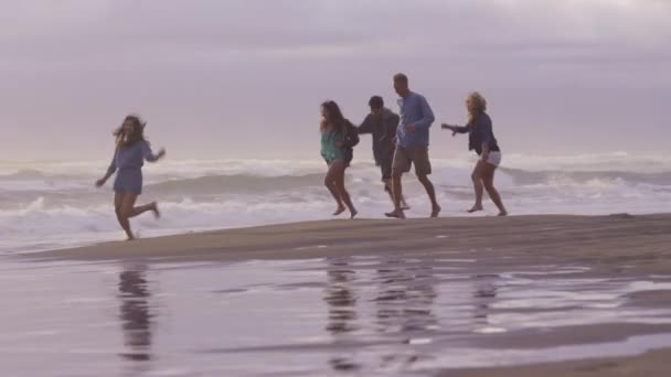 Groep Vrienden Het Strand Lopend Surf — Stockvideo