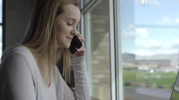 Ung Forretningskvinne Som Snakker Telefon Felles Arbeidsplass – stockvideo
