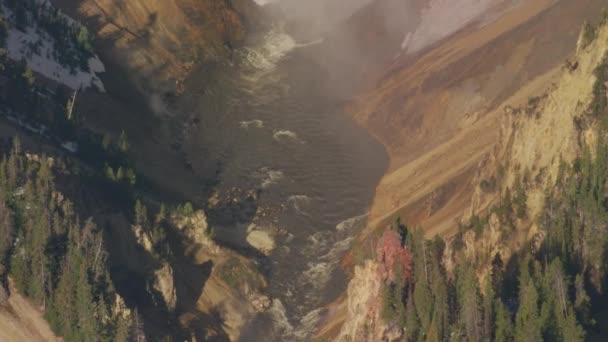 怀俄明州黄石公园大峡谷 下瀑布和黄石河 用霰弹枪和Red 8K相机从直升机上射击 — 图库视频影像