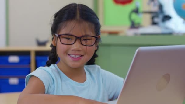 Portret Van Een Jong Meisje Klas Met Laptop — Stockvideo