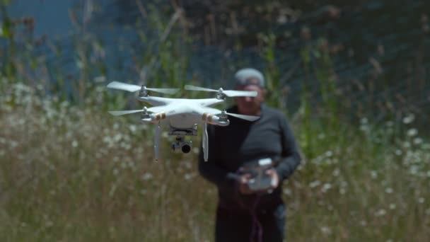 Langsom Bevægelse Skud Mand Flyvende Drone – Stock-video