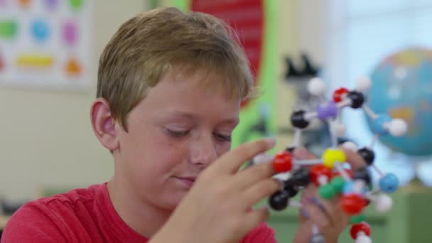 Jonge Jongen Klas Bouwen Van Een Molecuul Model Wetenschap Klasse — Stockvideo