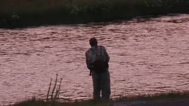 Parco Nazionale Yellowstone Circa 2018 Pescatore Che Pesca Lungo Fiume — Video Stock