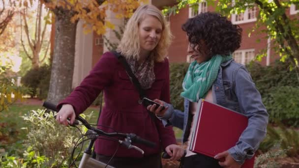 Twee Studenten Campus Zoek Naar Mobiele Telefoon — Stockvideo