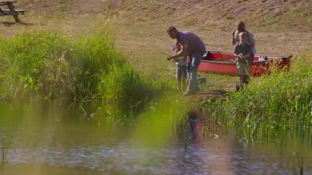 Gölde Aile Balık Tutma — Stok video