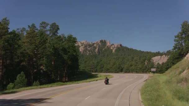 摩托车驶向南达科他州拉什莫尔山国家纪念馆 — 图库视频影像