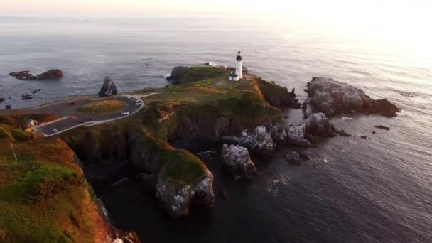 Вид Повітря Маяк Затоки Якіна Заході Сонця Ньюпорт Штат Орегон — стокове відео