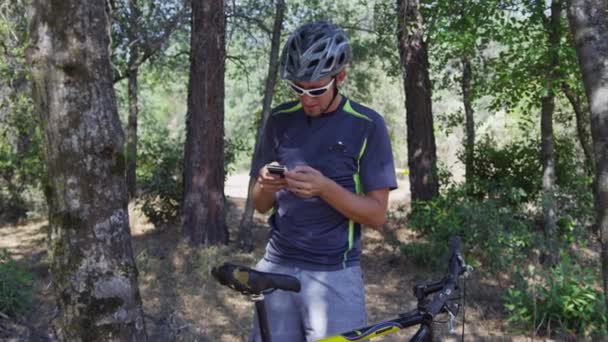 Mountain Biker Robi Sobie Przerwę Żeby Sprawdzić Komórkę — Wideo stockowe