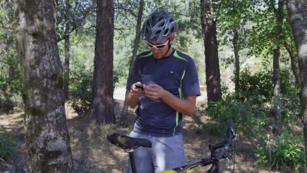 Ciclista Montaña Toma Descanso Para Comprobar Teléfono Celular — Vídeo de stock