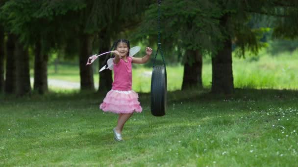 女の子で妖精の王女の衣装でタイヤスイング ファントムフレックス4Kで撮影 — ストック動画