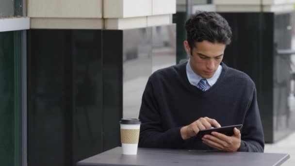 Junger Geschäftsmann Nutzt Digitales Tablet Freibad — Stockvideo