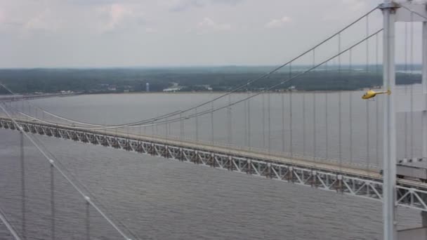 Luftaufnahme Eines Hubschraubers Der Der Chesapeake Bay Bridge Vorbeifliegt Gedreht — Stockvideo