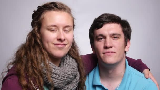 Potret Pasangan Pada Latar Belakang Putih — Stok Video