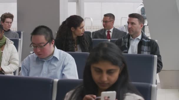 Liikemiehet Odottavat Lentokentällä — kuvapankkivideo