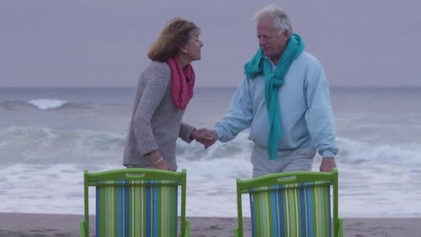 Cuplu Vârstă Stau Scaune Plajă — Videoclip de stoc